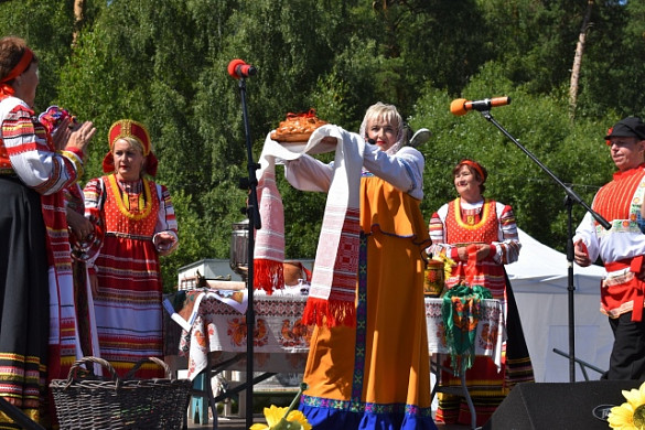 Кинешемцы окунулись в атмосферу народной свадьбы